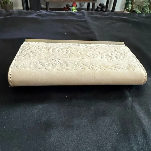 Elegant Cream Floral Embossed Clutch - Picture 4 of 7